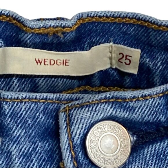 Levi's Premium Wedgie Fit Jeans Size 25 High Rise Light Wash Denim Raw Hem - Picture 4 of 7